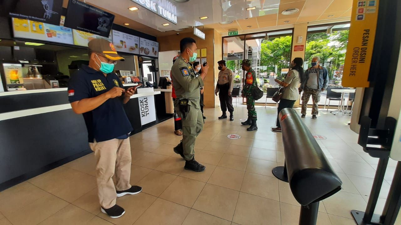 podiumnews.com-Tim Gabungan Sidak Penerapan Prokes Restoran Cepat Saji di Denpasar